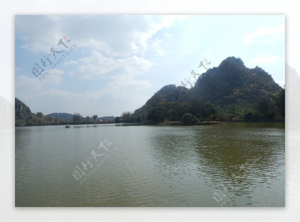 珊罗龙珠湖图片