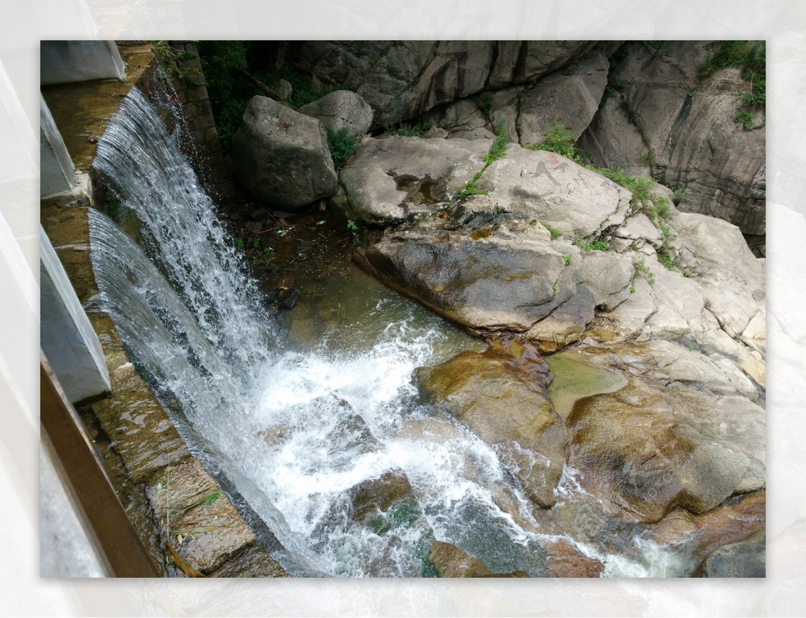 瀑布水帘水珠石壁图片