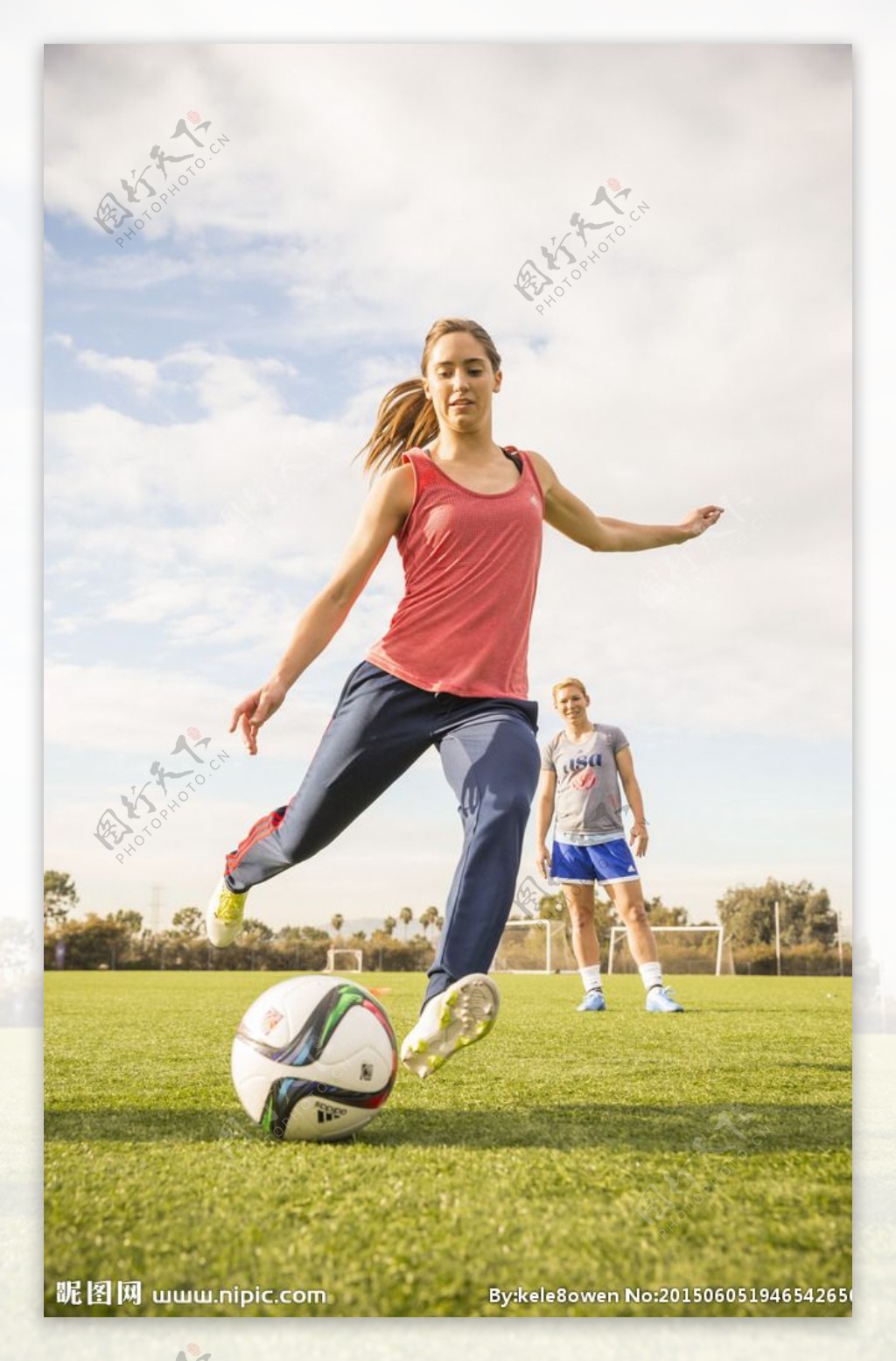 足球训练装备广告图片