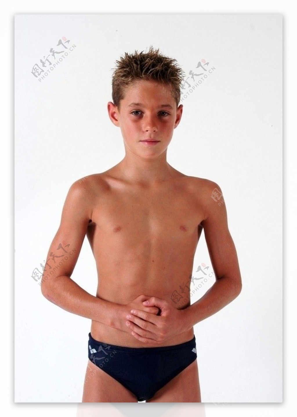 穿泳裤的男孩图片
