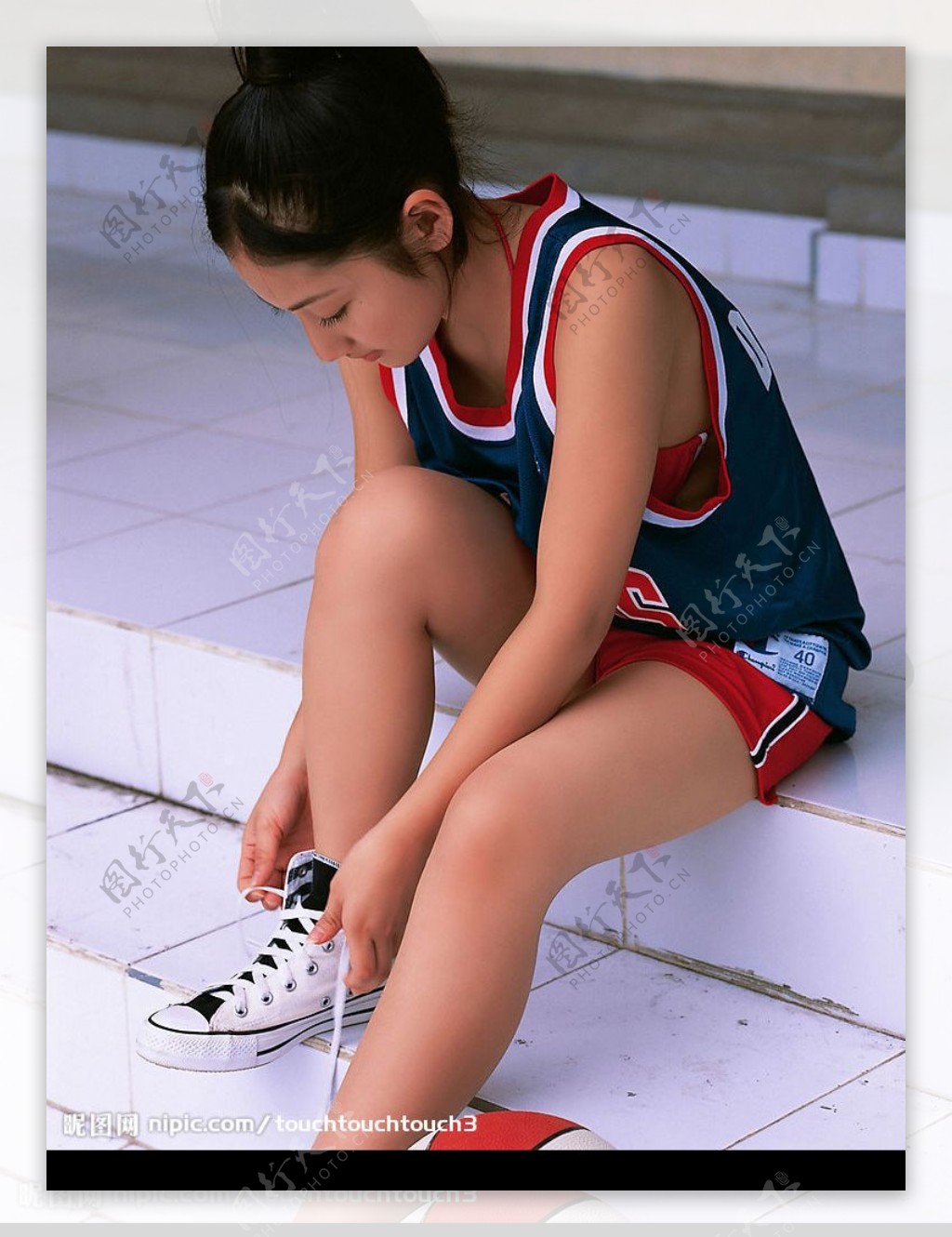 绑鞋带的篮球女孩图片