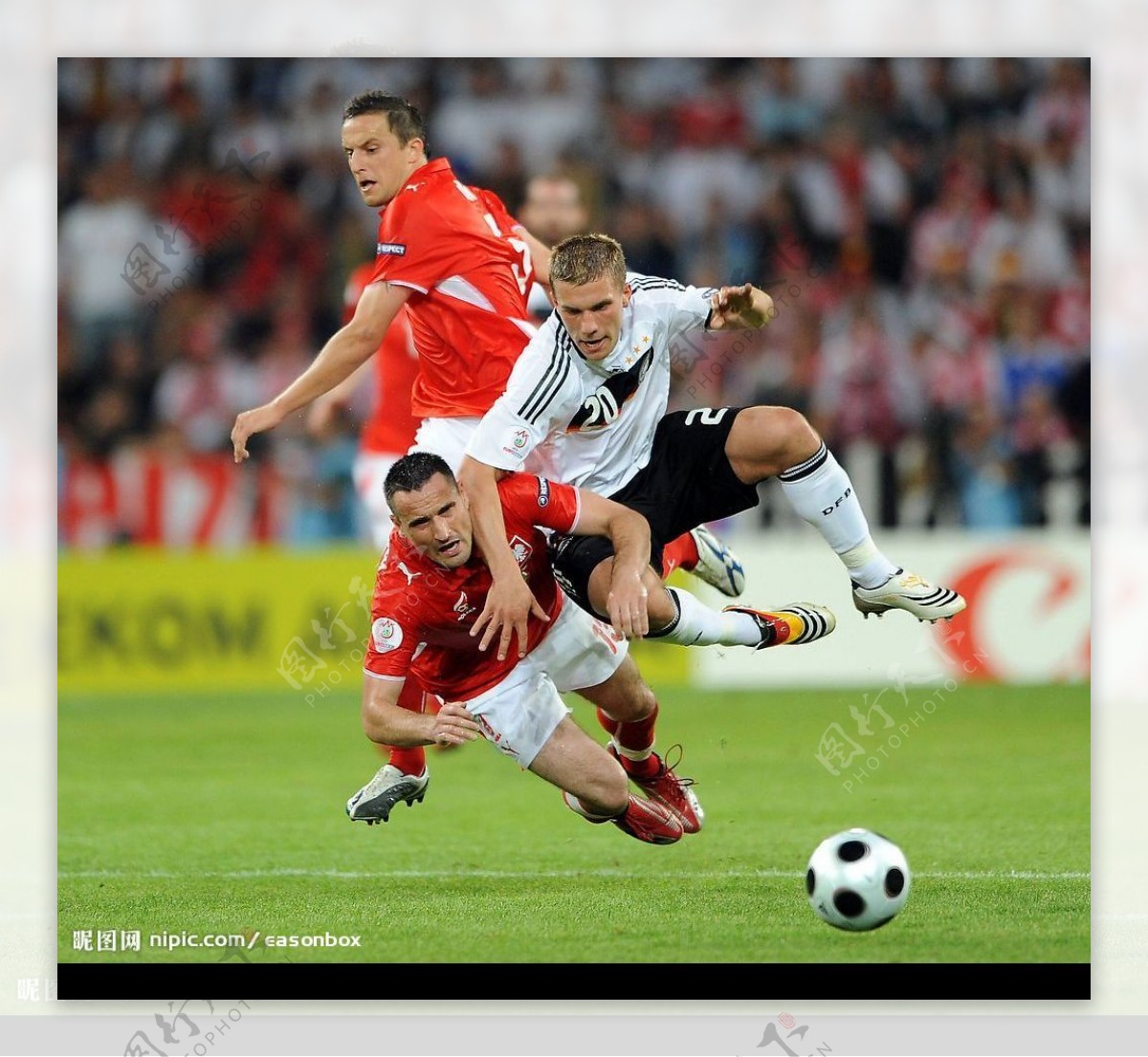 2008欧洲杯波多尔斯基突破荷兰防守图片