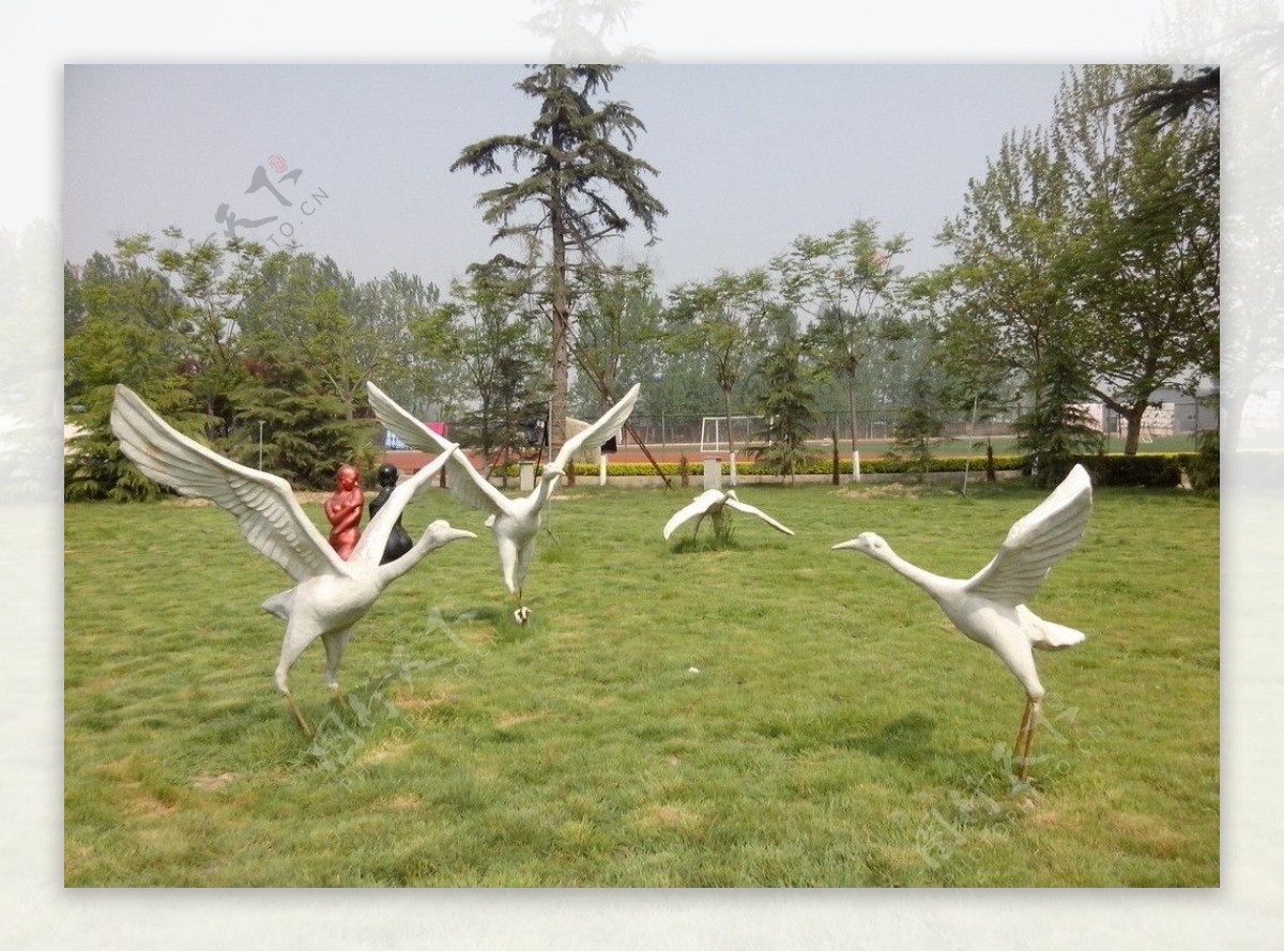 雕塑白鹤争斗图片