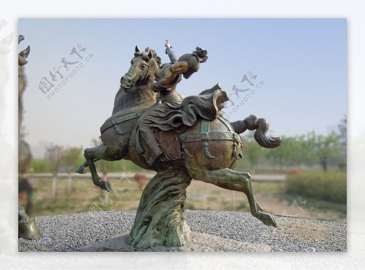 美女马球雕塑图片