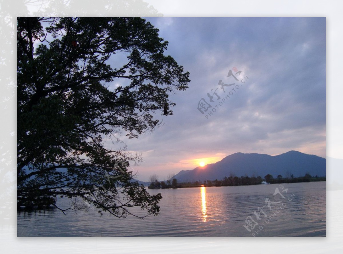 夕阳下的邛海湖图片