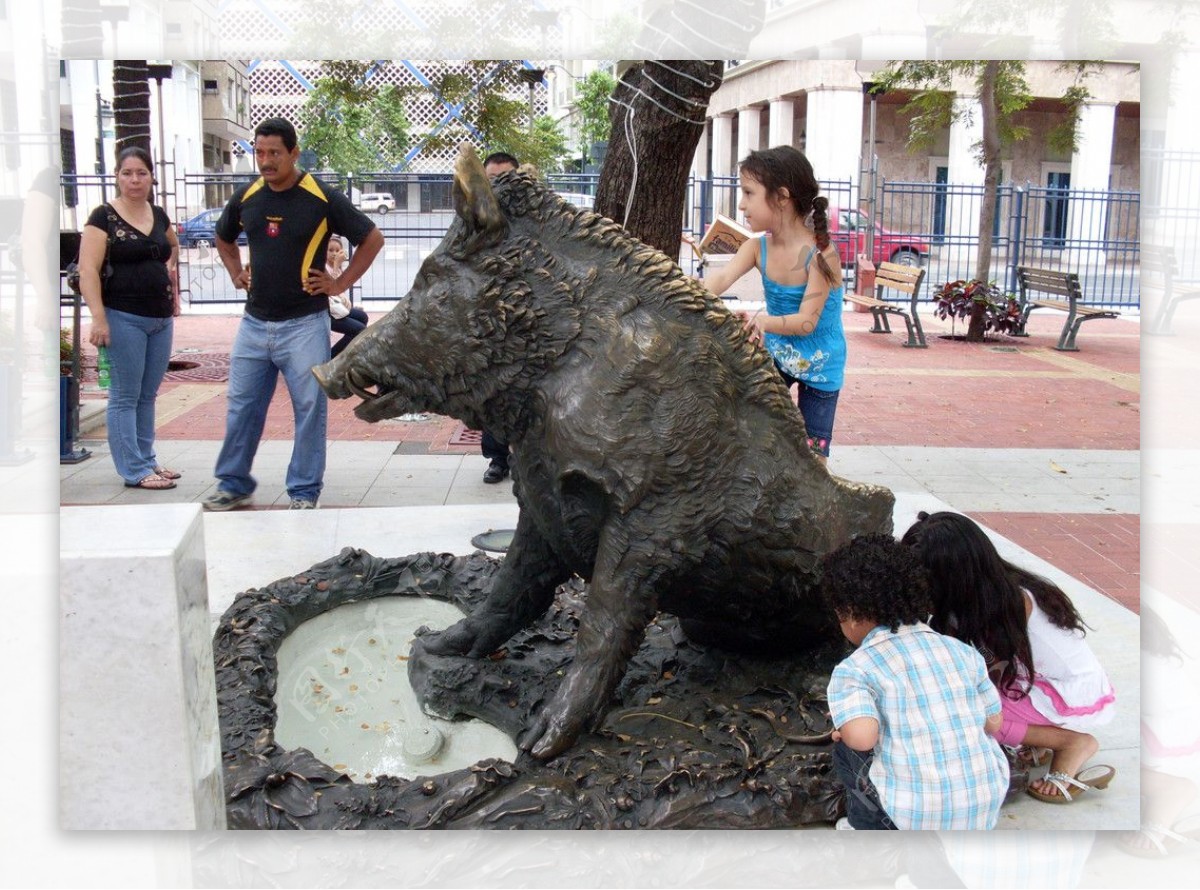 中国赠厄瓜多尔纪念雕塑图片