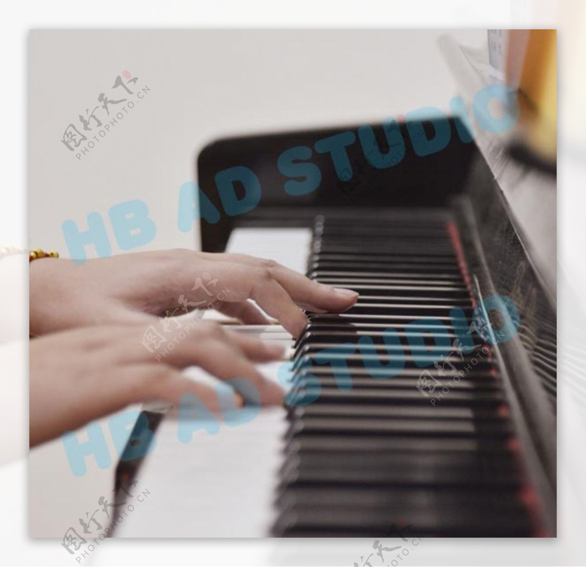 钢琴键盘手图片