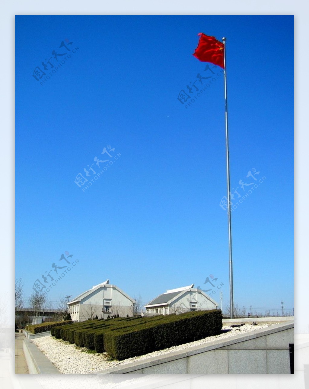 烈士陵园前的五星红旗图片