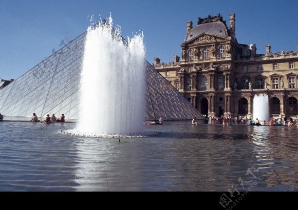 卢浮宫前的喷泉图片