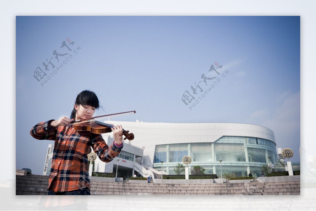 拉小提琴的学生图片