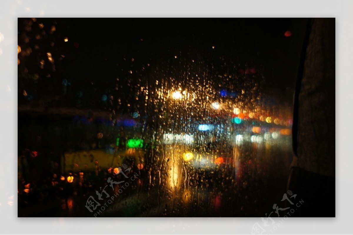 大雨中车窗外景色图片