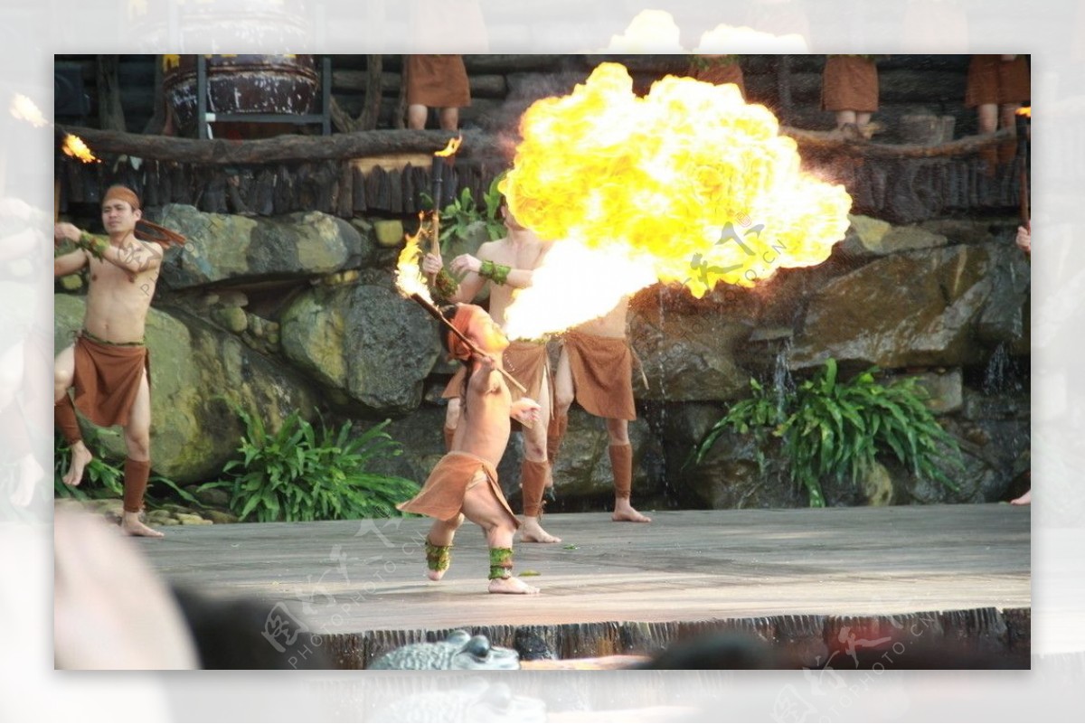 槟榔谷黎族小矮人喷火表演图片