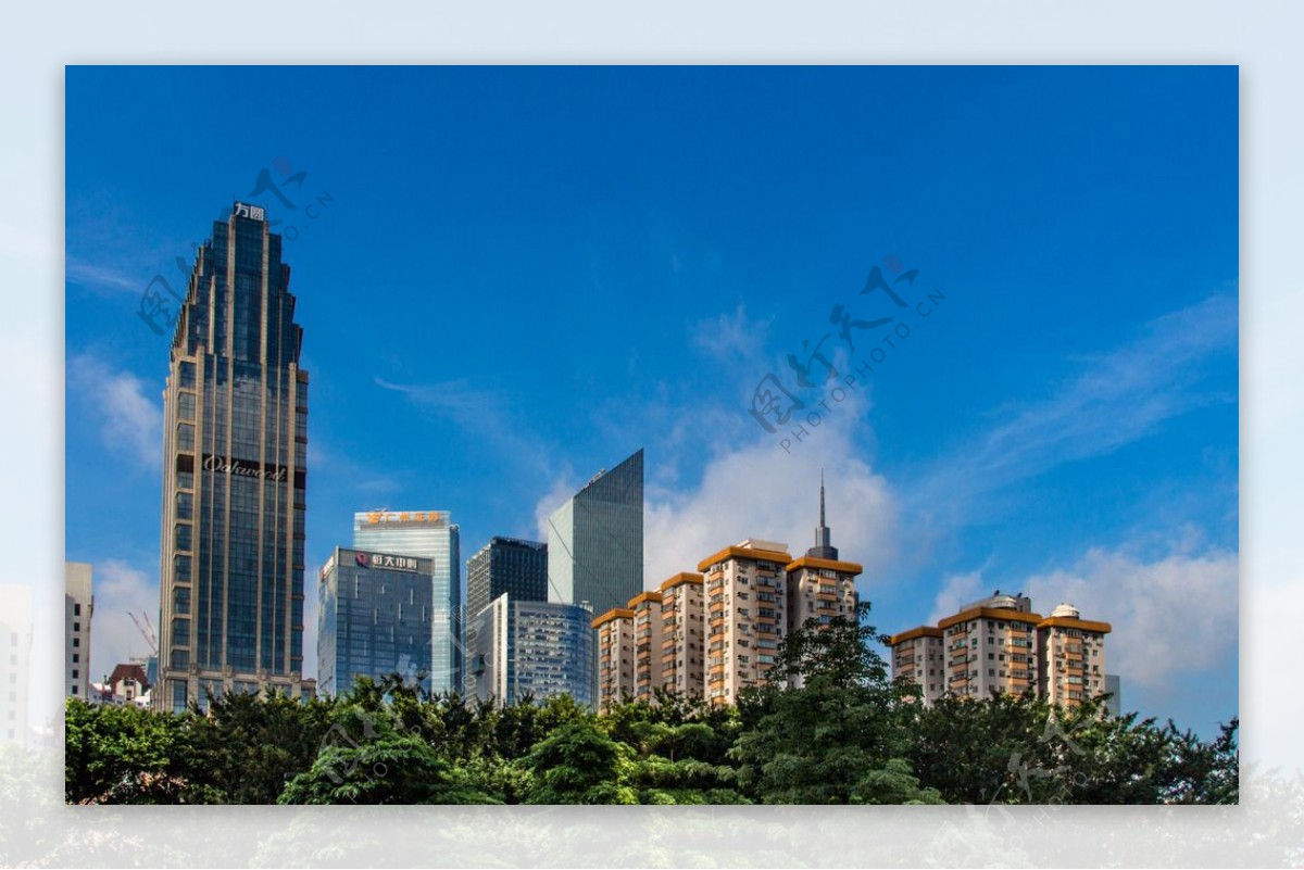 蓝天下的珠江新城图片