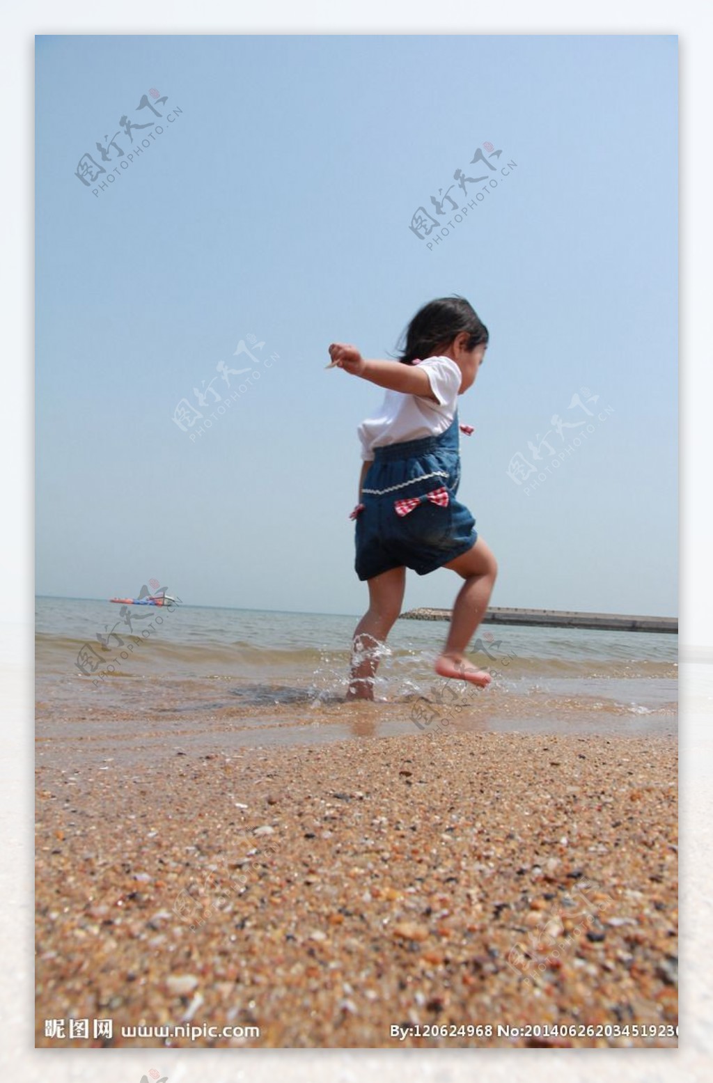 孩子海边戏水图片