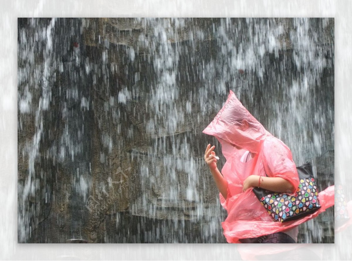 欢乐谷雨中瀑布图片