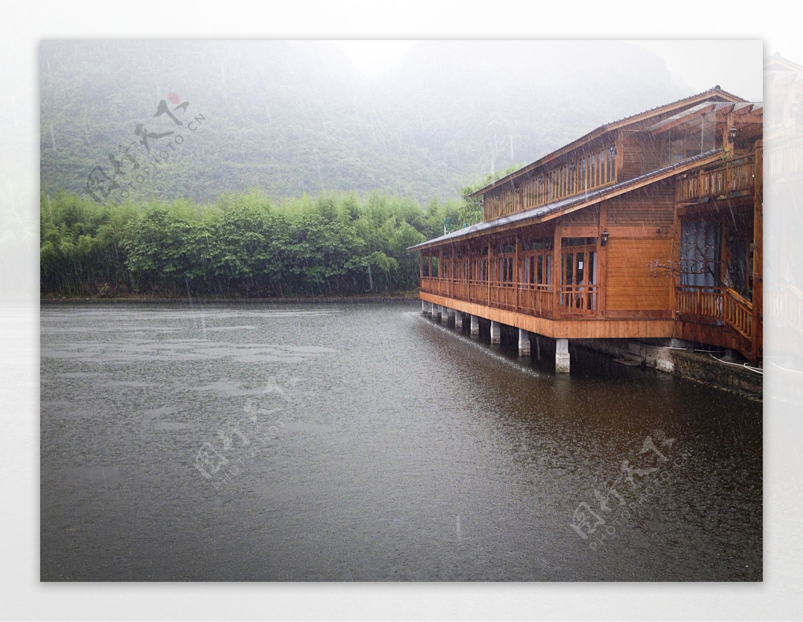 雨中水上木屋图片