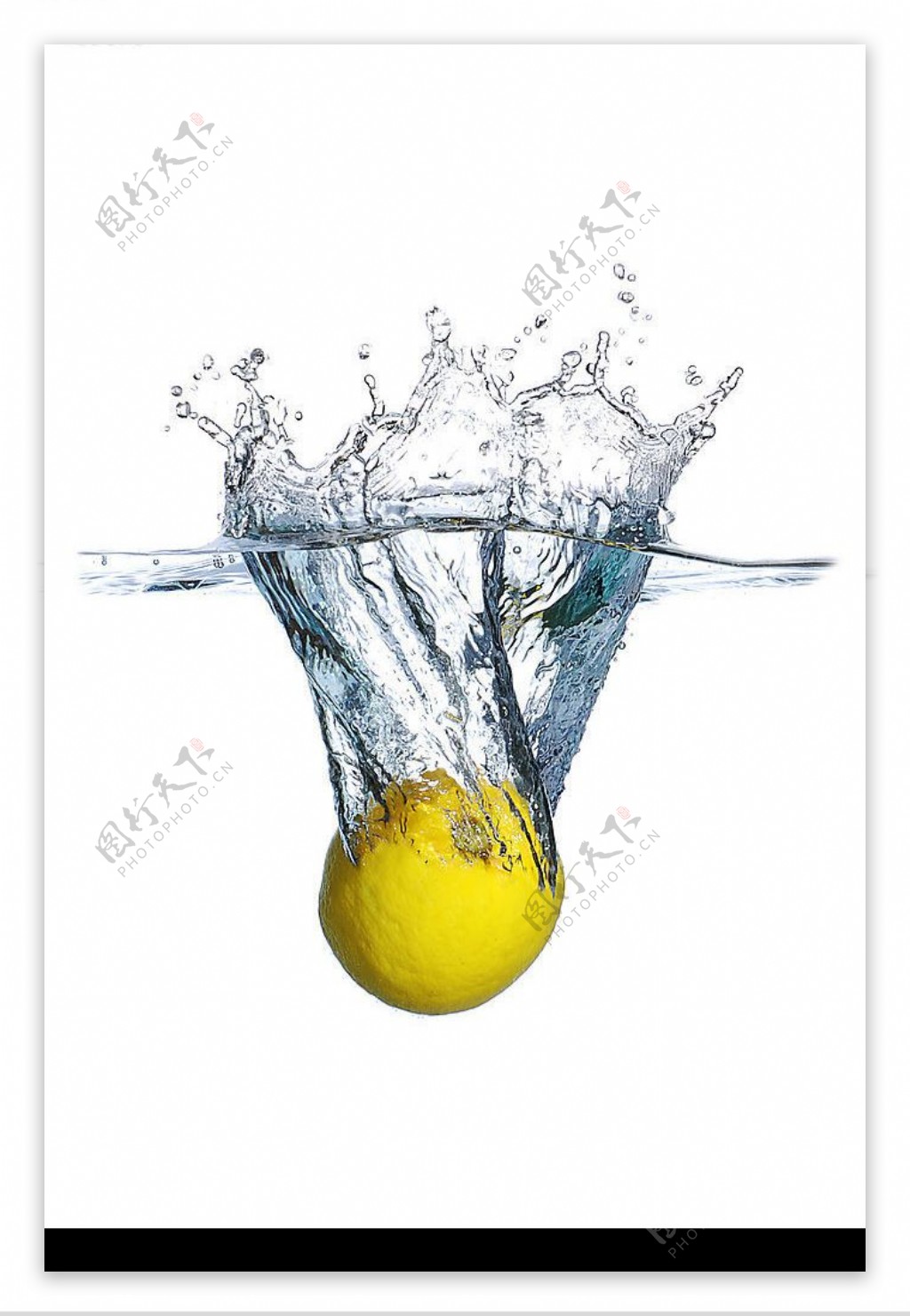 坠入水中的柠檬图片
