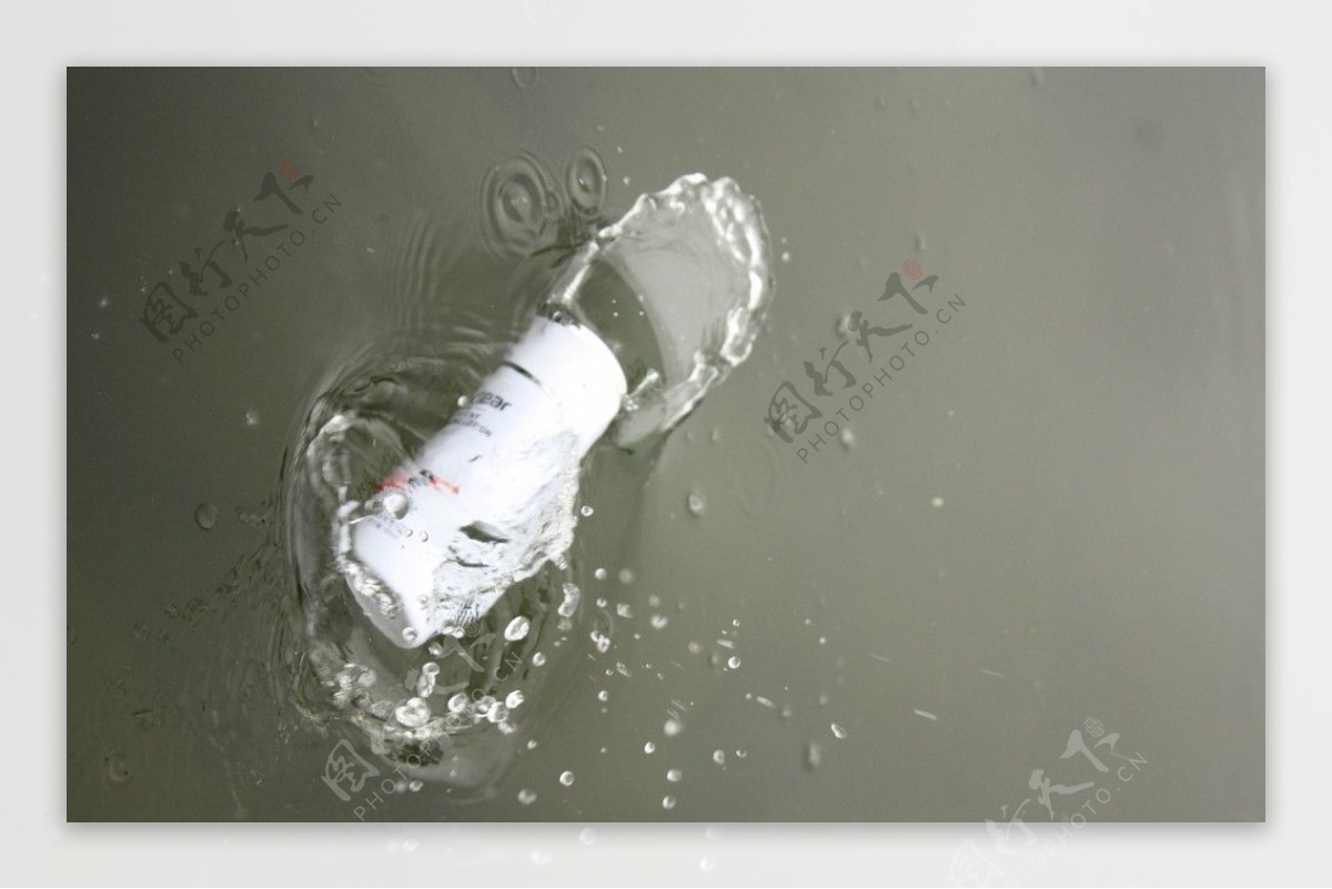 溅起的水花背景水化妆品瓶子图片