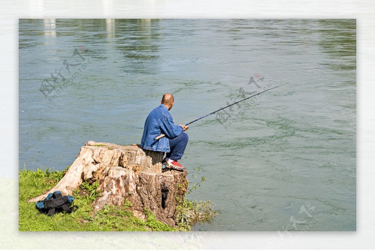 钓鱼的人图片