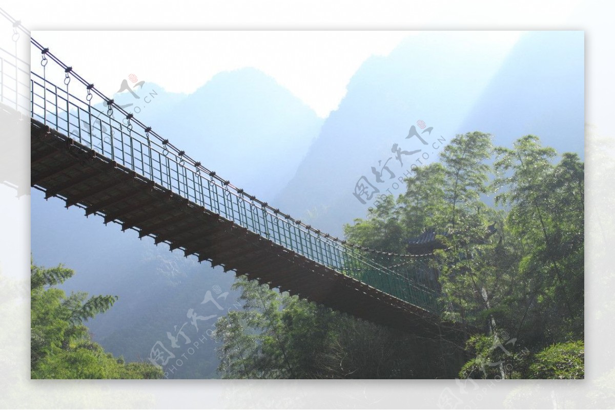 山中吊桥图片