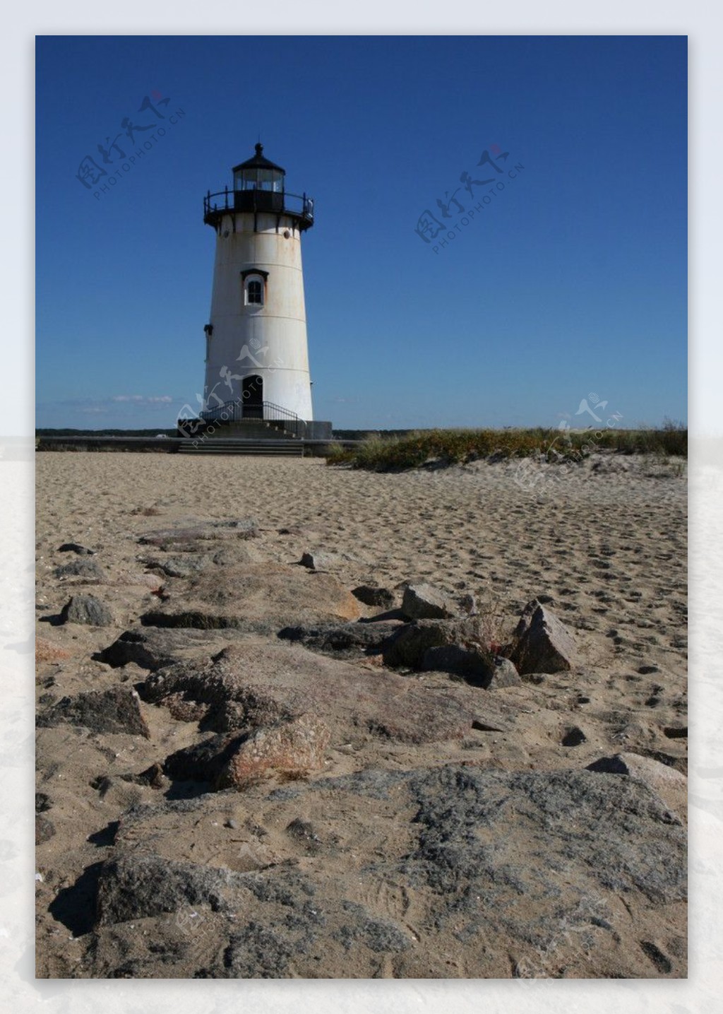 石头滩上的灯塔图片