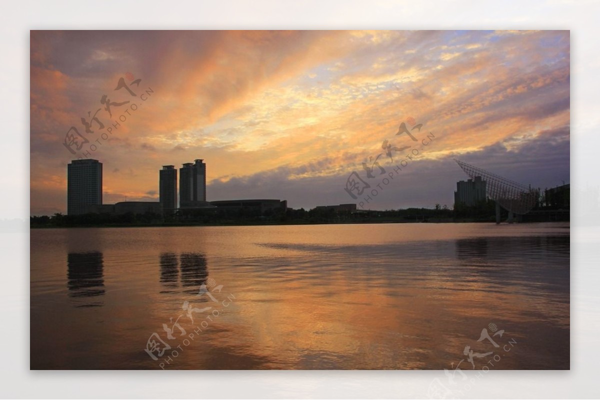 明月湖黄昏图片