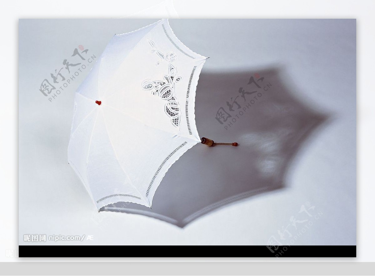 白色雨伞图片