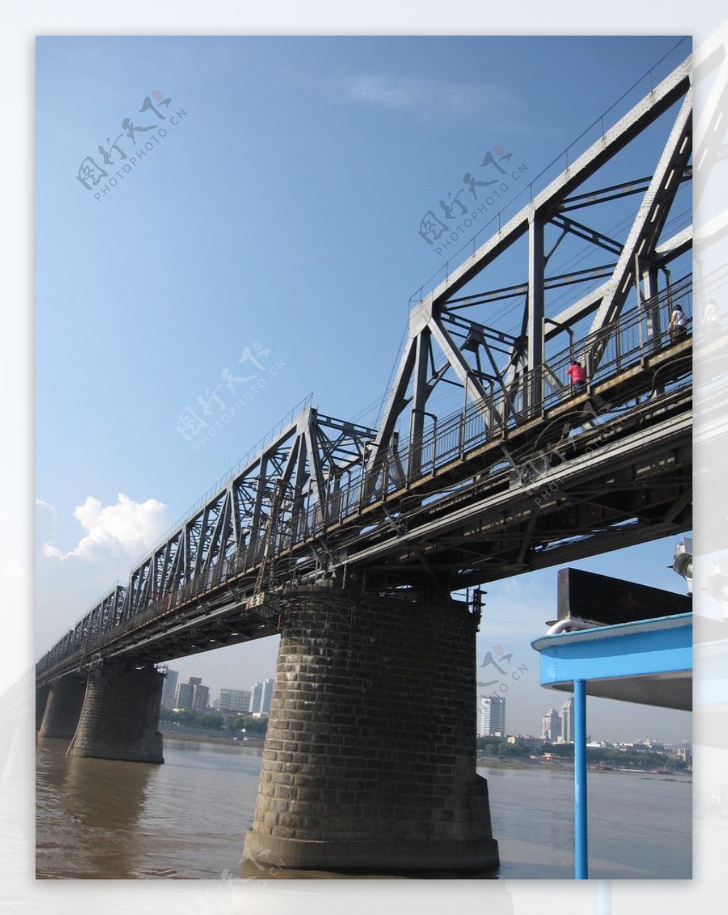 城市中的古老江桥图片