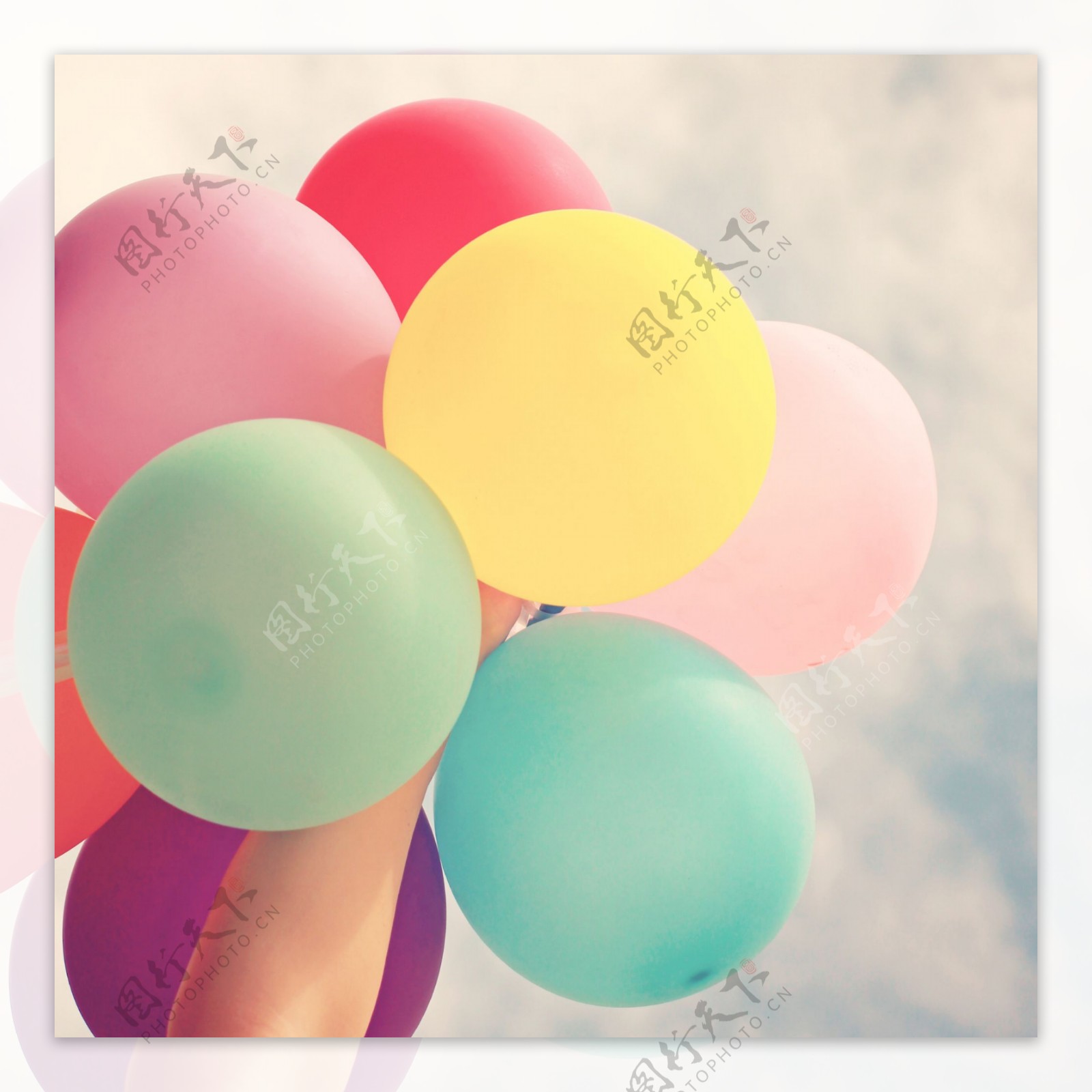 空中的彩色气球4K壁纸-千叶网