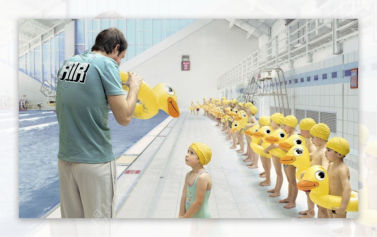 游泳教练吹小鸭子图片
