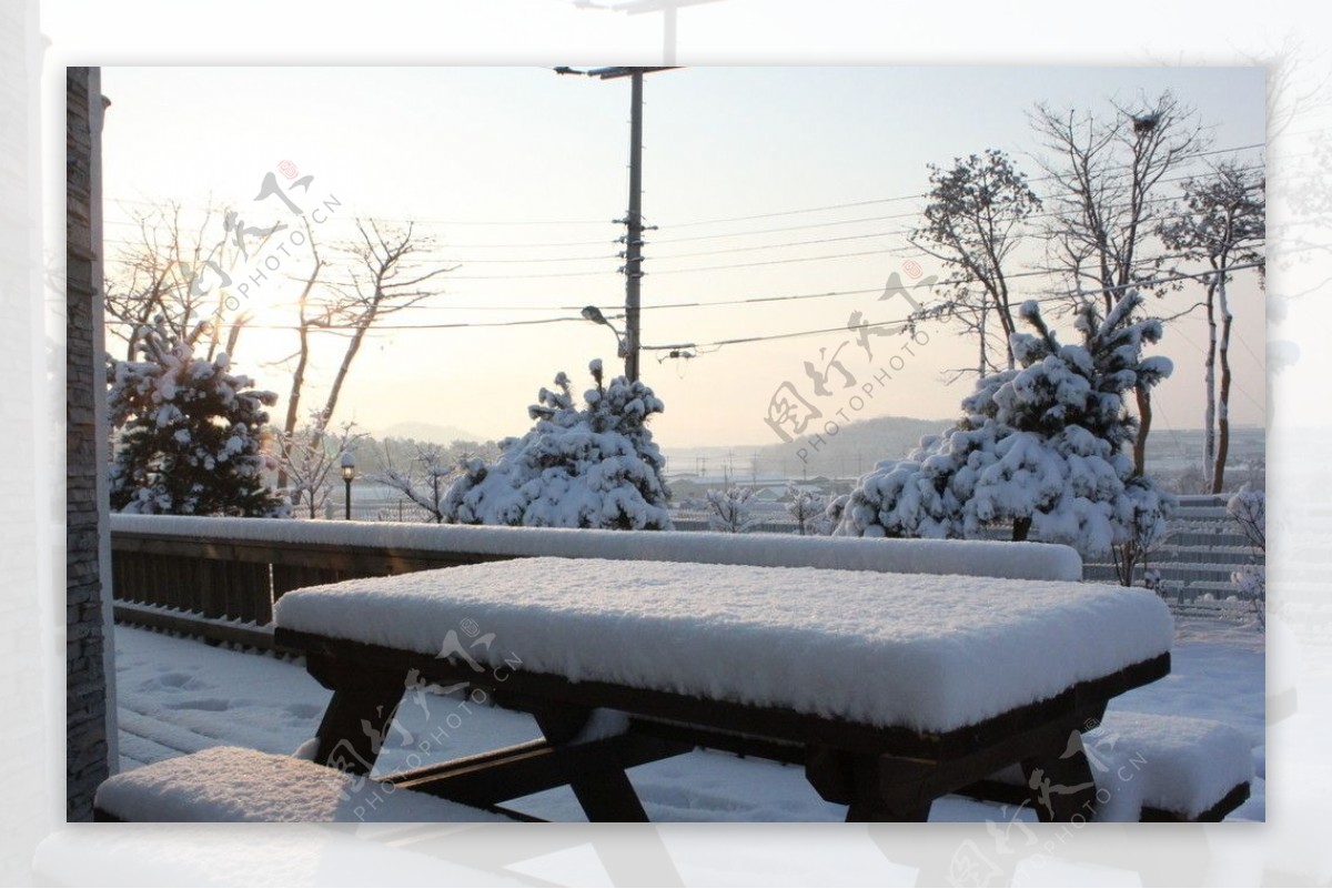 雪后公园长凳上的厚厚的积雪图片