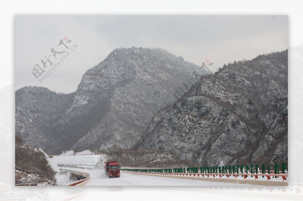 高速路雪景图片
