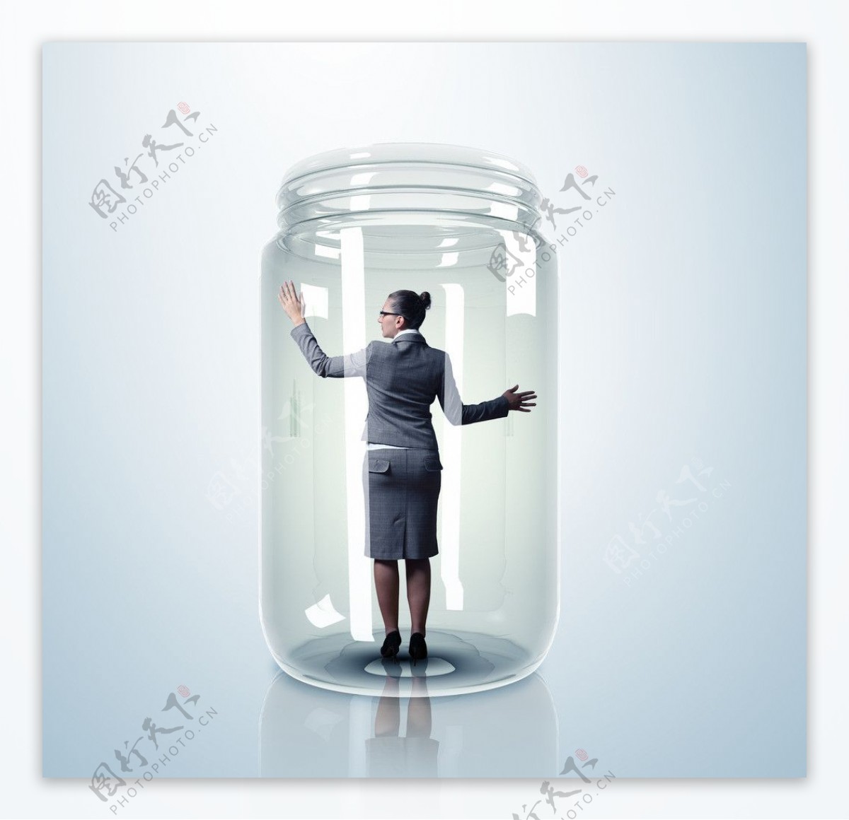 透明玻璃职业装女士图片