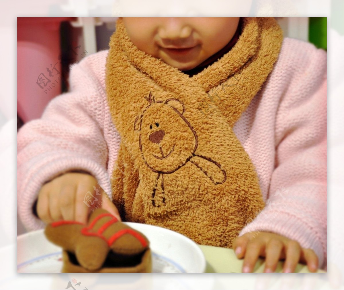 儿童戴微微熊围巾图片