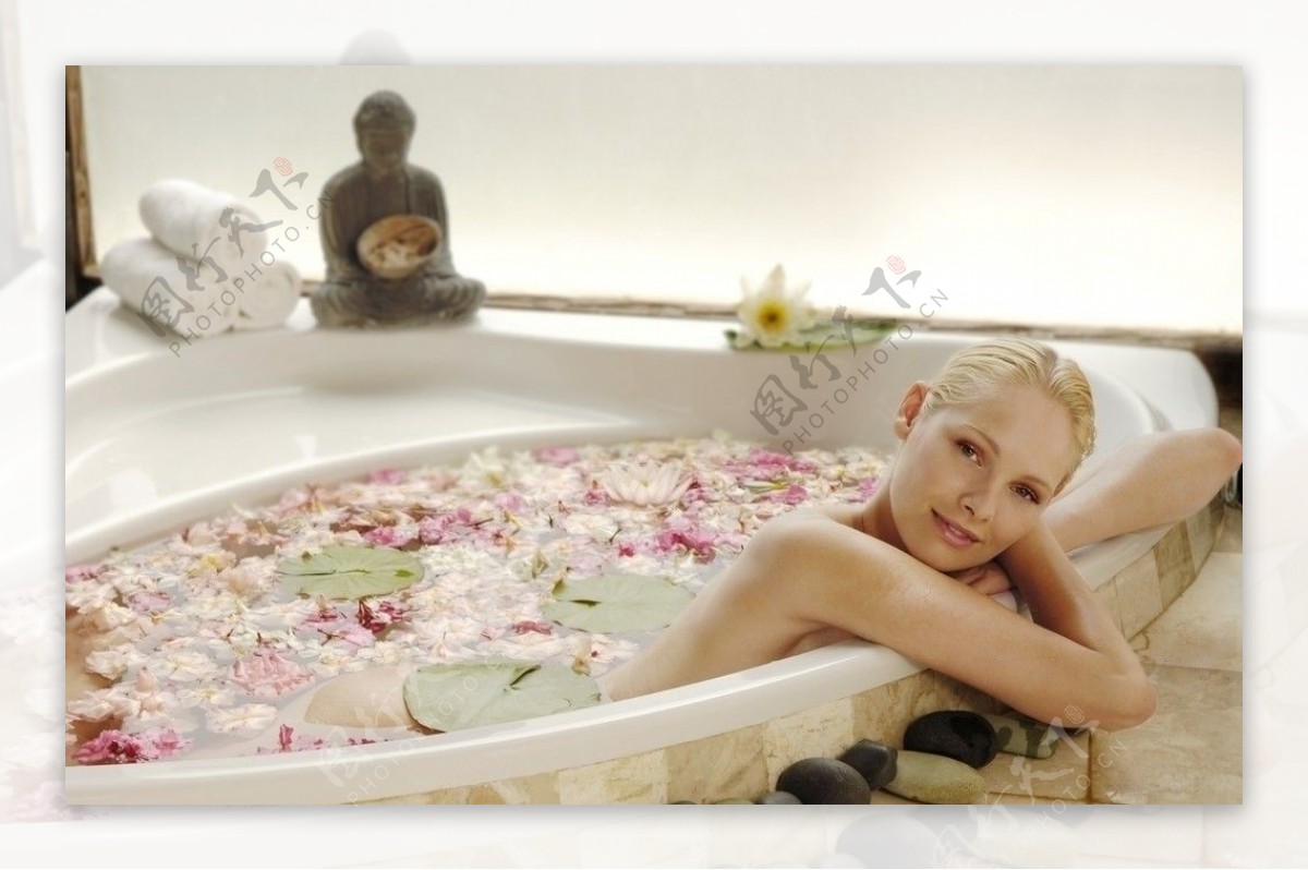 年轻情侣泡花瓣浴-蓝牛仔影像-中国原创广告影像素材