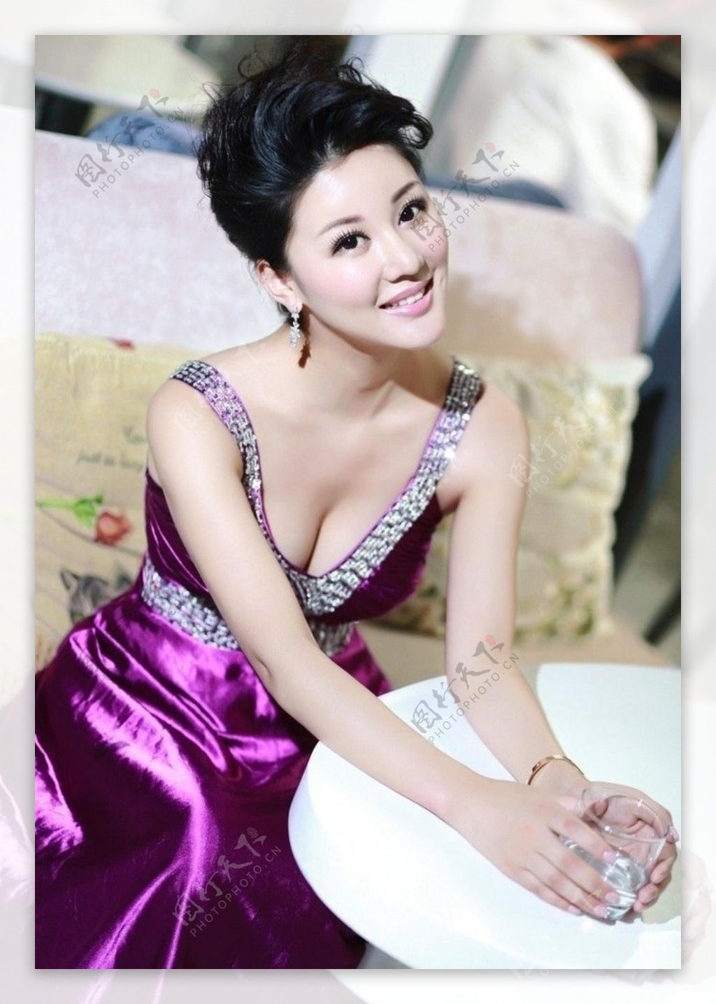 刘子璇紫色礼服写真图片