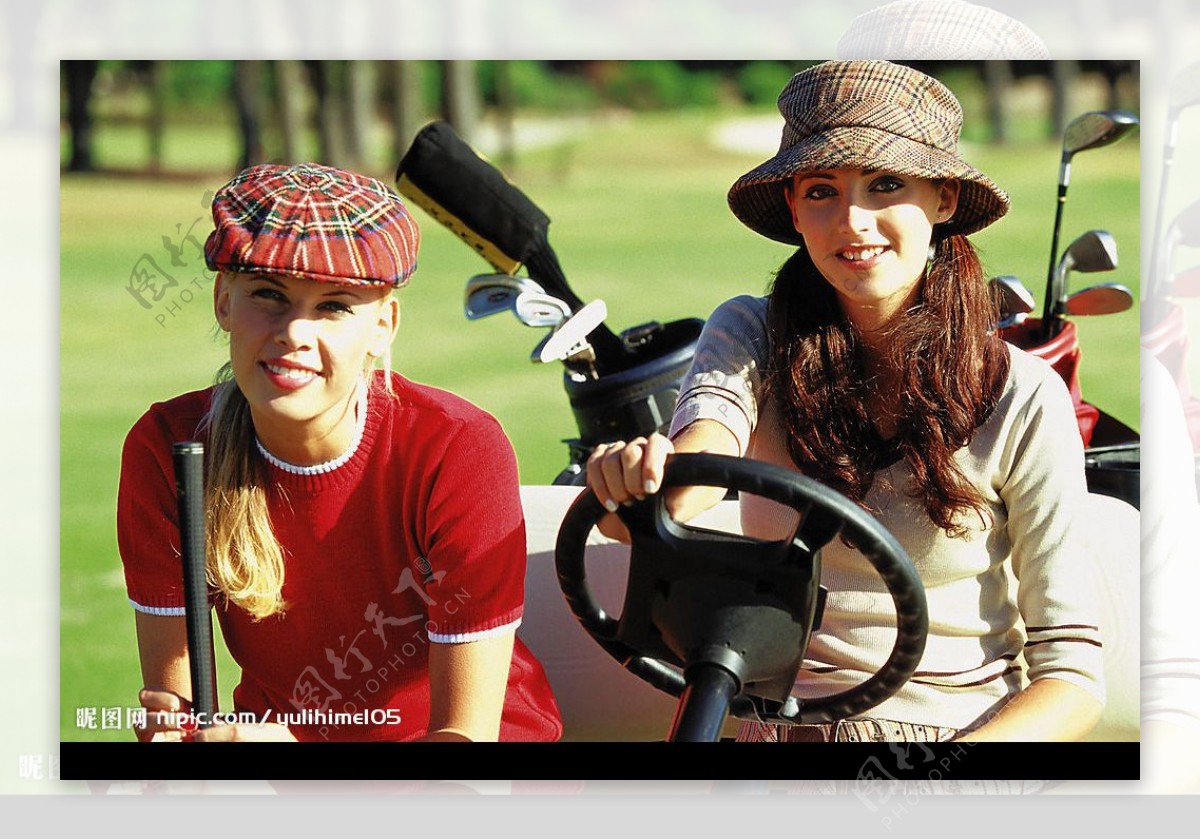 坐在高尔夫球车上的女士们图片
