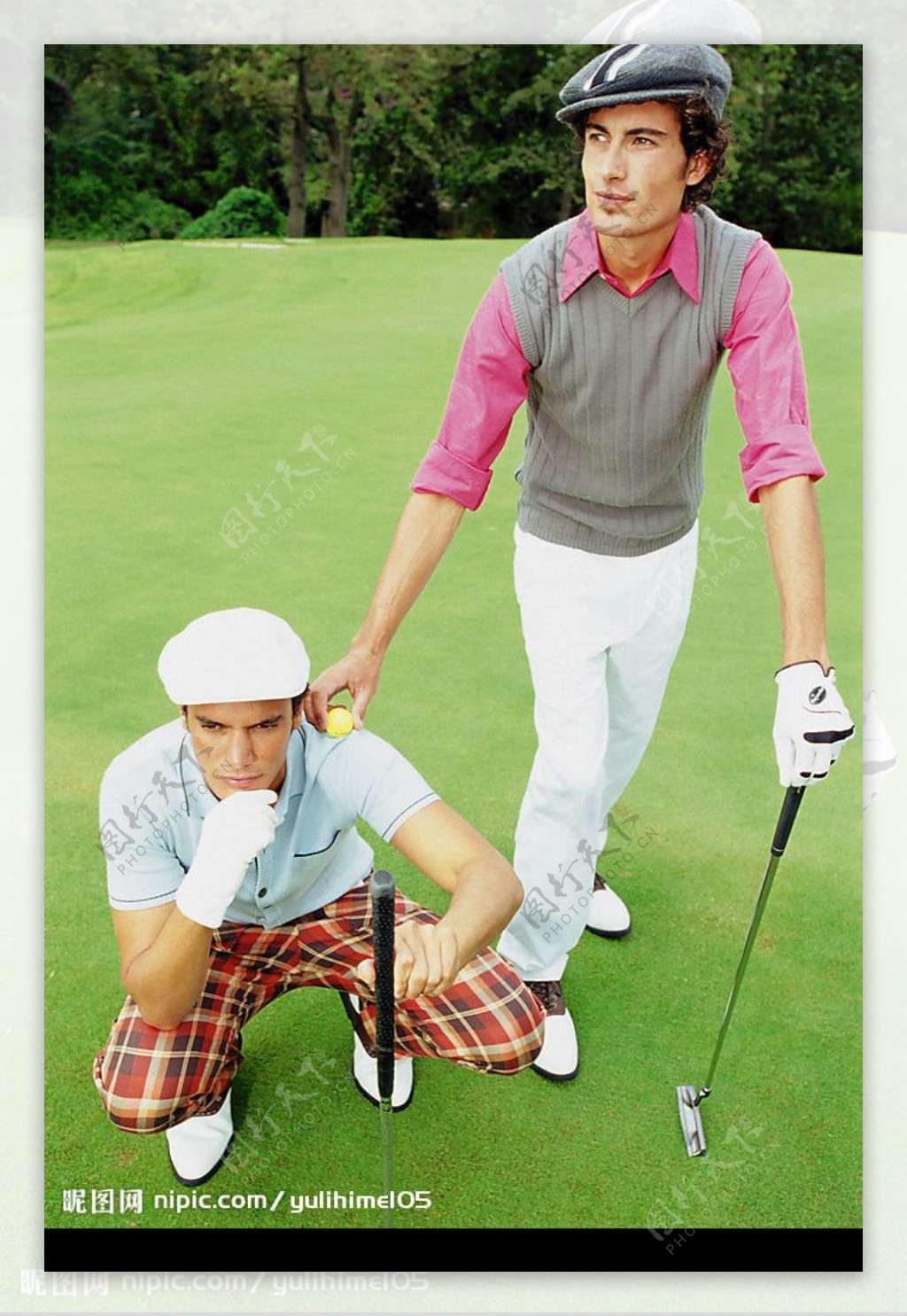 两位男士打高尔夫图片
