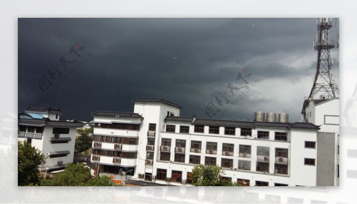 暴风雨来临前图片