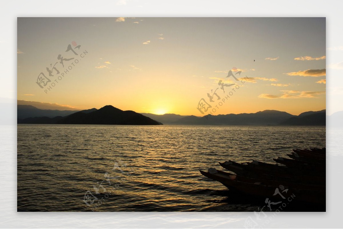泸沽湖日出图片