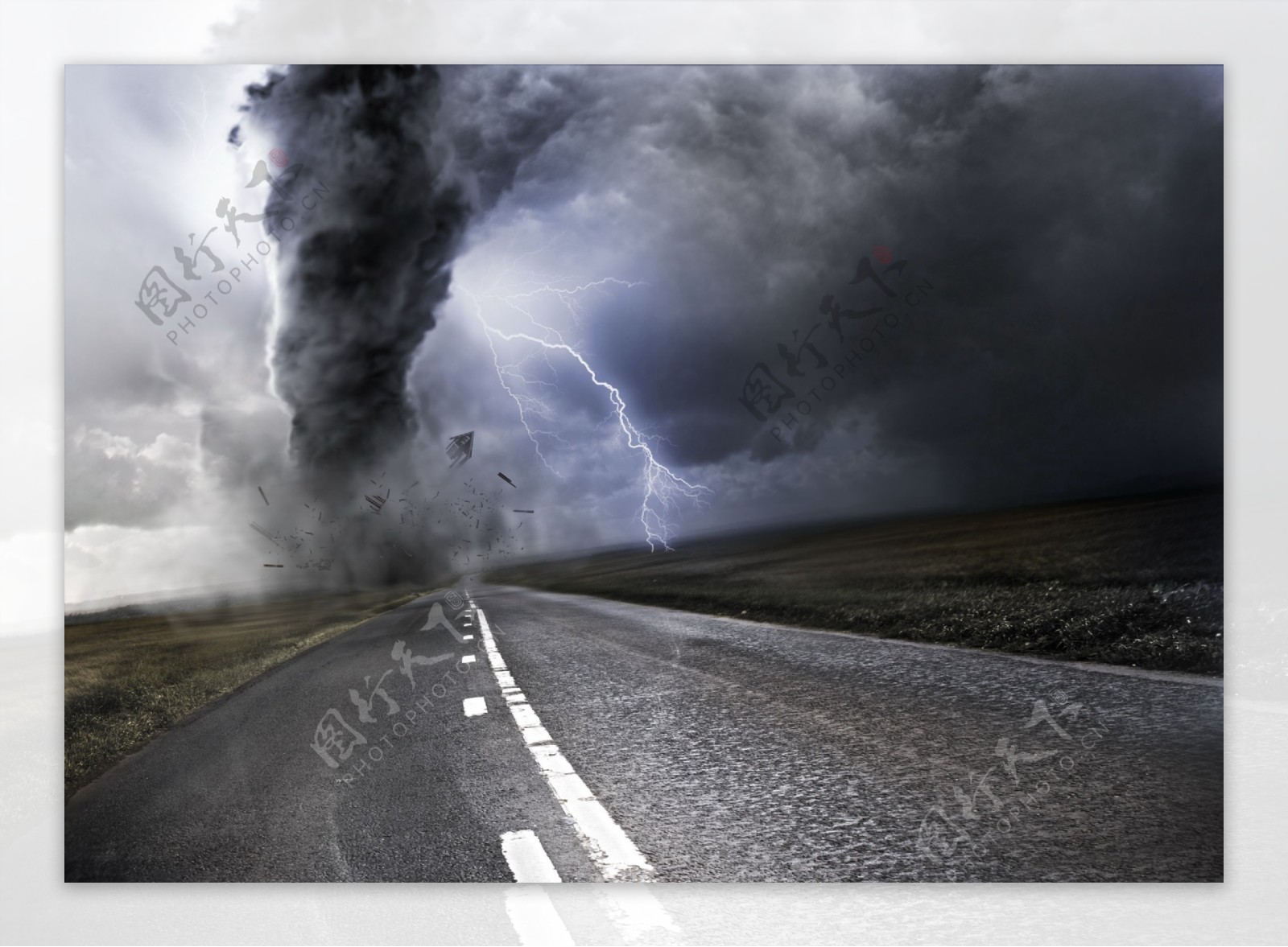 电闪雷鸣龙卷风公路图片