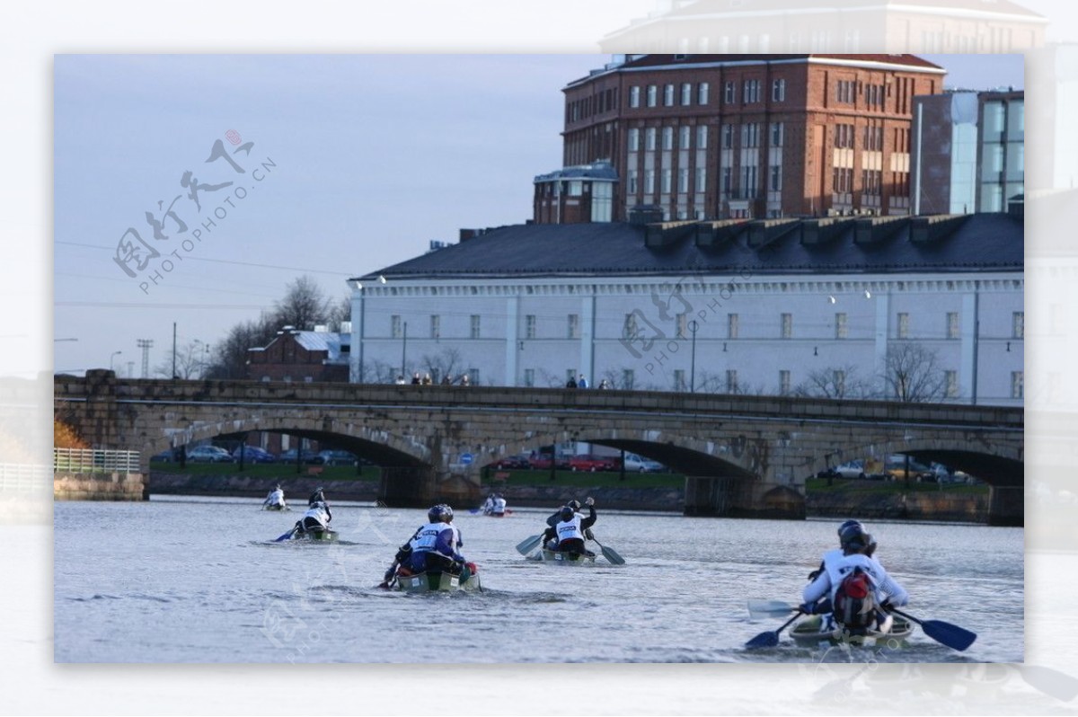 城堡前河水中划桨的运动员图片
