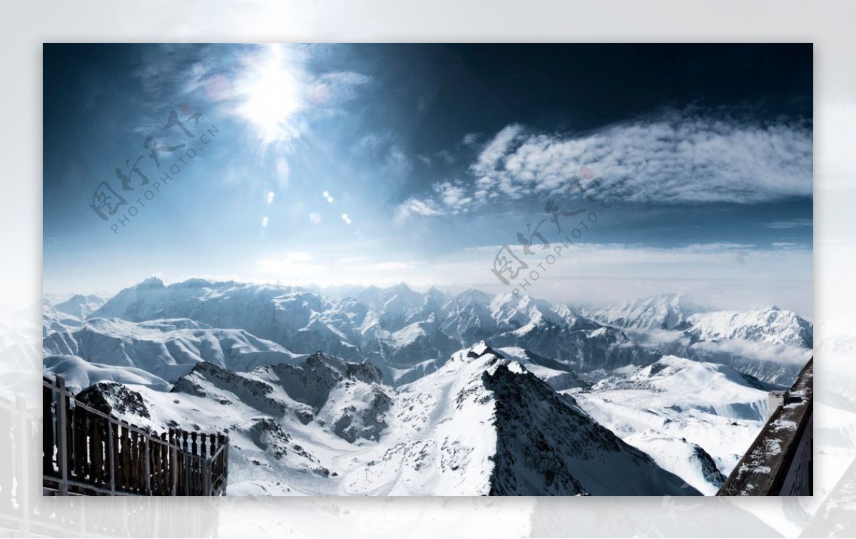 雪地山峦图图片