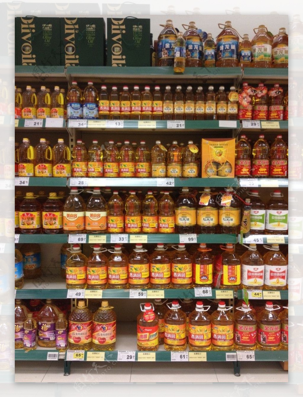 超市货架上的植物油图片