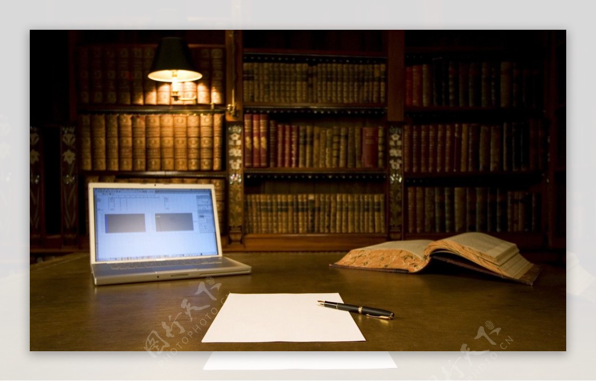 古典书架和书桌图片