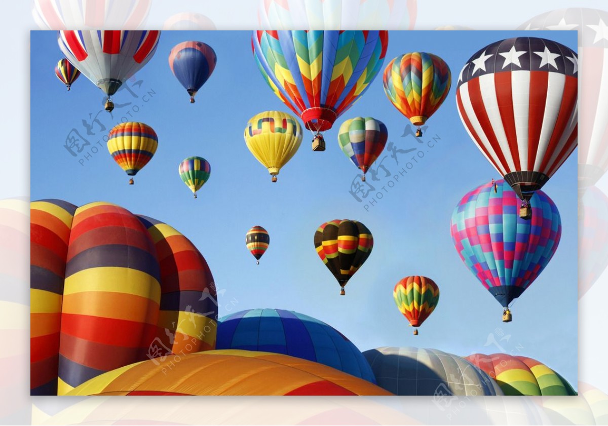 热气球飞跃的独特风景图片高清桌面壁纸 -桌面天下（Desktx.com）