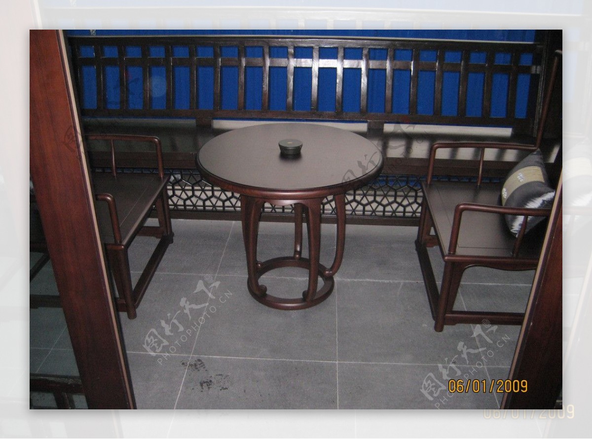 中式酒店户外休闲桌椅图片