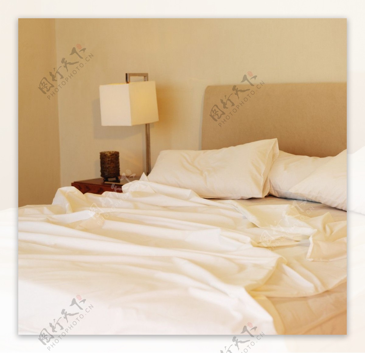 旅馆的床图片