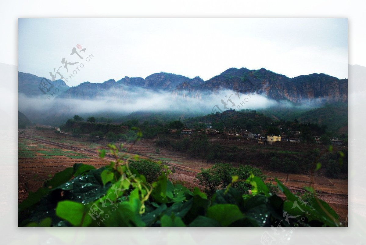 云雾弥漫的山村图片
