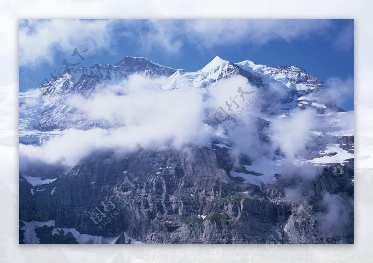雪山与云雾美景风光图片